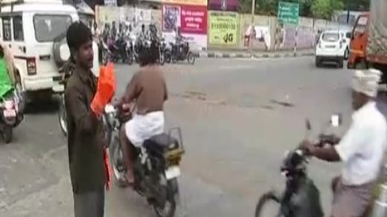 செல்போன் பேசியபடி பேருந்து ஓட்டிய டிரைவருக்கு நூதன தண்டனை கொடுத்த போலீசார்..! செல்போன் பேசியபடி பேருந்து ஓட்டிய டிரைவருக்கு நூதன தண்டனை கொடுத்த போலீசார்..!