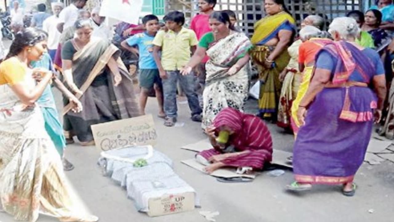 நிர்வாகம் செத்துவிட்டது; சாராய பாட்டில்களை நொறுக்கிவிட்டு ஒப்பாரி வைத்து போராடிய பெண்கள்… நிர்வாகம் செத்துவிட்டது; சாராய பாட்டில்களை நொறுக்கிவிட்டு ஒப்பாரி வைத்து போராடிய பெண்கள்…
