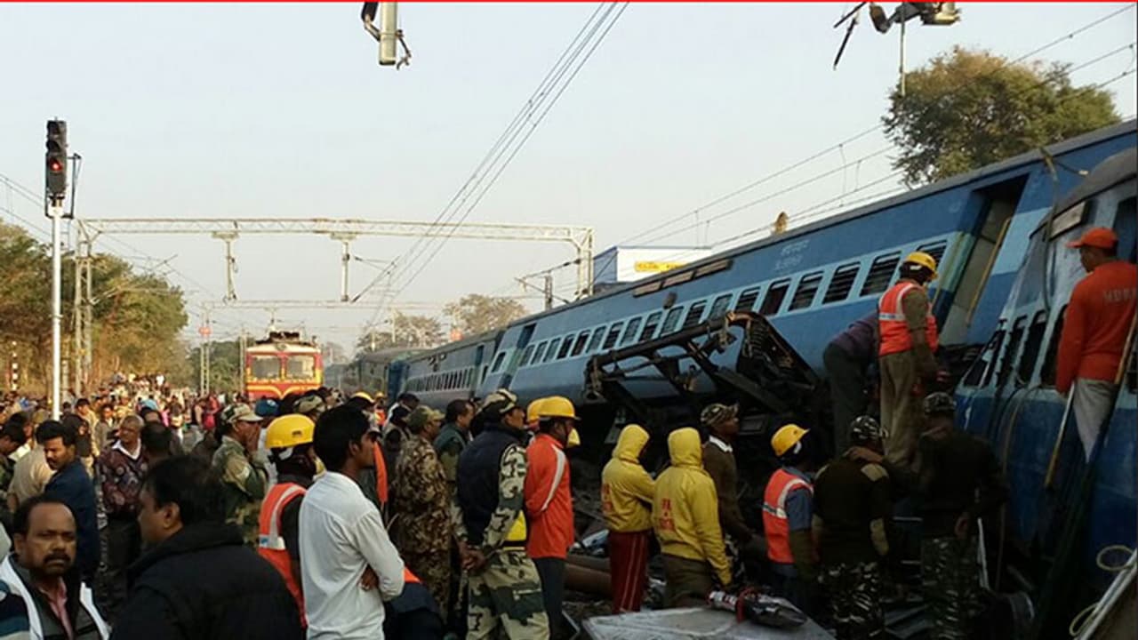 ಆಂಧ್ರ ಪ್ರದೇಶದಲ್ಲಿ ಭೀಕರ ರೈಲು ಅಪಘಾತ: 35 ಮಂದಿ ಸಾವು ಆಂಧ್ರ ಪ್ರದೇಶದಲ್ಲಿ ಭೀಕರ ರೈಲು ಅಪಘಾತ: 35 ಮಂದಿ ಸಾವು