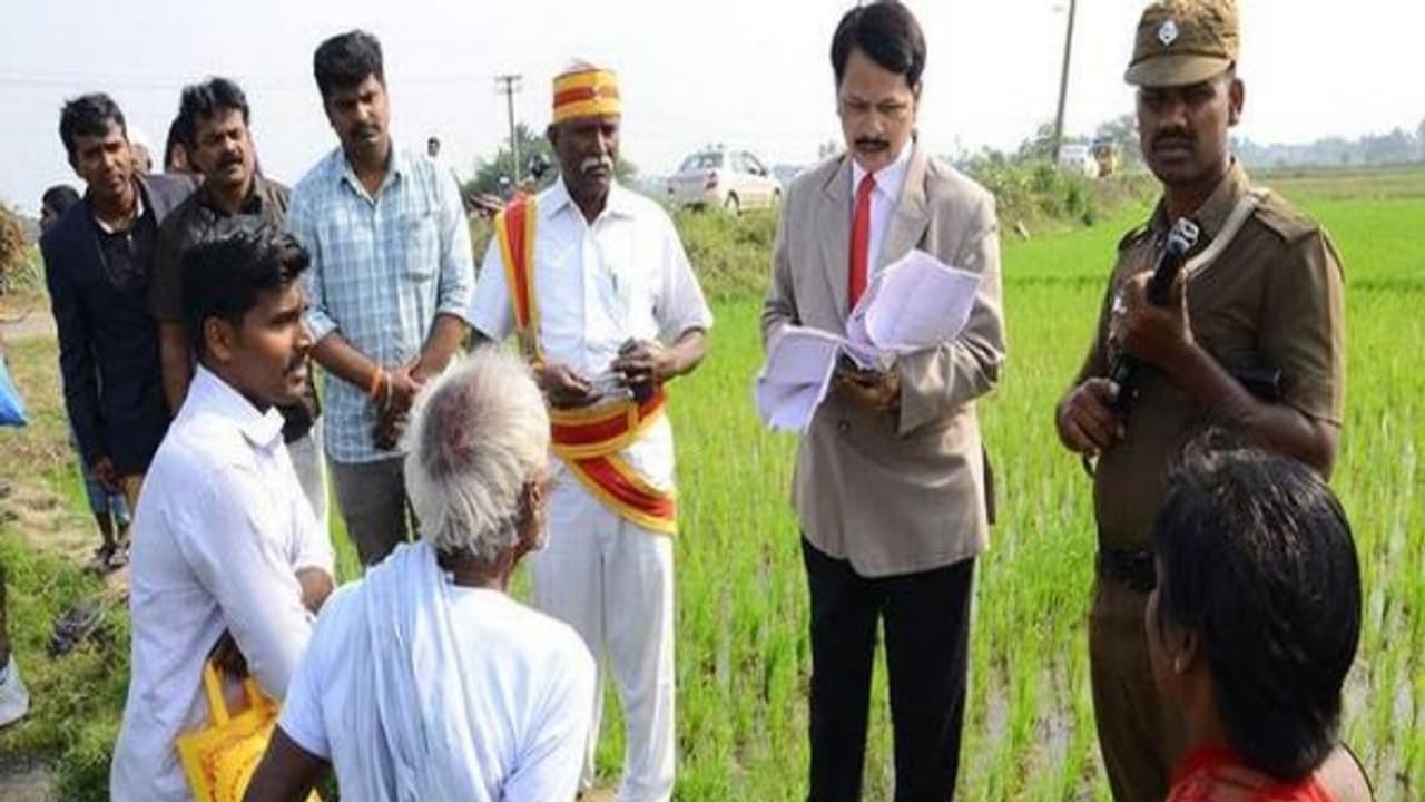 அரசியல் கட்சிகளின் வாக்குறுதிகளை நம்பியதால் நிலத்தை இழந்த விவசாயி கதறல் அரசியல் கட்சிகளின் வாக்குறுதிகளை நம்பியதால் நிலத்தை இழந்த விவசாயி கதறல்