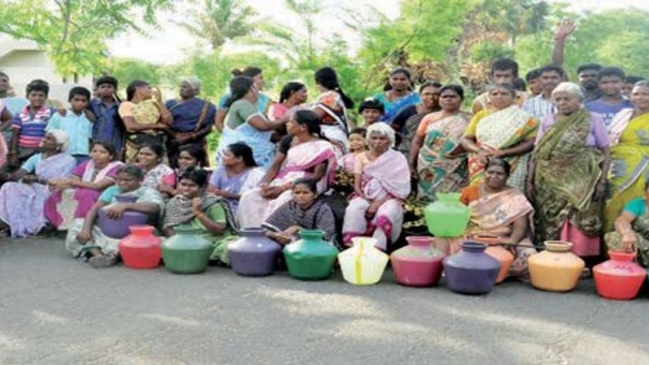 மூன்று வாரங்களாக குடிநீர் இல்லாமல் தவிக்கும் மக்கள் சாலை மறியல் செய்து போராட்டம்… மூன்று வாரங்களாக குடிநீர் இல்லாமல் தவிக்கும் மக்கள் சாலை மறியல் செய்து போராட்டம்…