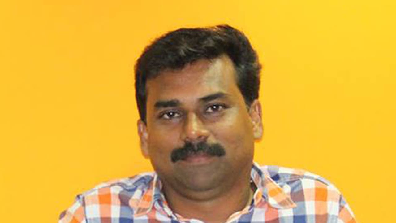 പുതിയ തിരക്കഥയ്ക്കിടെ പുരസ്കാര വാര്ത്തയില് സജീവ് പാഴൂര് പുതിയ തിരക്കഥയ്ക്കിടെ പുരസ്കാര വാര്ത്തയില് സജീവ് പാഴൂര്