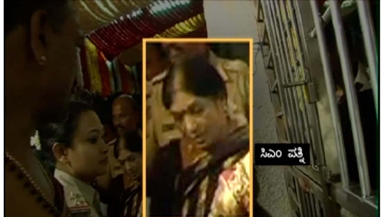 ನಾಡ ಅಧಿದೇವತೆ ಚಾಮುಂಡಿ ತಾಯಿಗೆ ಸಿಎಂ ಪತ್ನಿಯಿಂದ ವಿಶೇಷ ಪೂಜೆ ನಾಡ ಅಧಿದೇವತೆ ಚಾಮುಂಡಿ ತಾಯಿಗೆ ಸಿಎಂ ಪತ್ನಿಯಿಂದ ವಿಶೇಷ ಪೂಜೆ