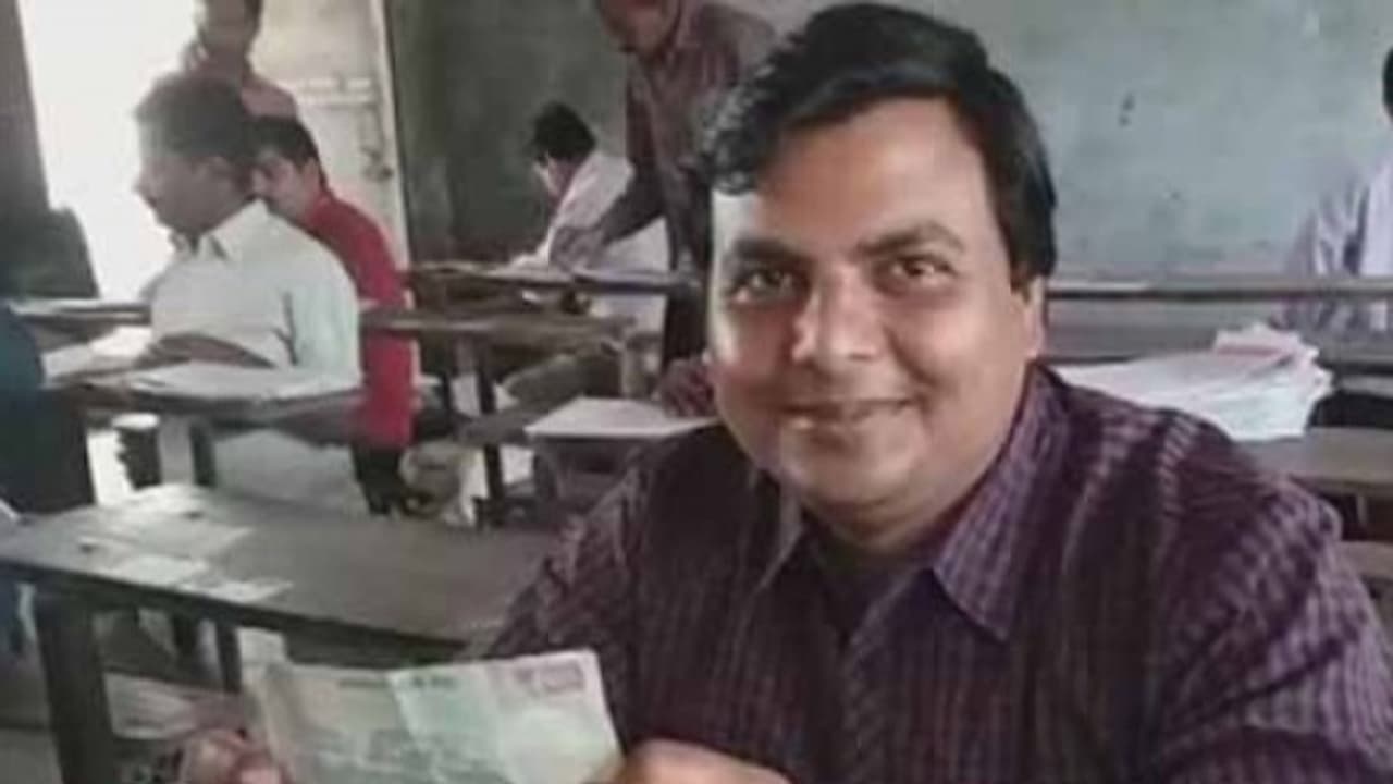 காதலிப்பதால் படிக்க முடியவில்லை... அதனால் தேர்வெழுத முடியவில்லை... விடைத்தாளில் சொந்தக்கதையை எழுதிய மாணவன்! காதலிப்பதால் படிக்க முடியவில்லை... அதனால் தேர்வெழுத முடியவில்லை... விடைத்தாளில் சொந்தக்கதையை எழுதிய மாணவன்!