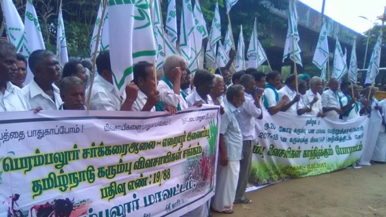 எங்க வயித்துல அடிக்காதீங்க... நிலுவை தொகையை கேட்டு கரும்பு விவசாயிகள் போராட்டம்..! எங்க வயித்துல அடிக்காதீங்க... நிலுவை தொகையை கேட்டு கரும்பு விவசாயிகள் போராட்டம்..!