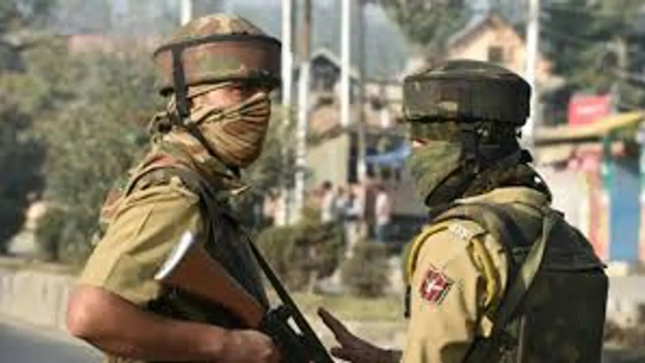 अनंतनाग में सुरक्षाबलों और आतंकवादियों के बीच मुठभेड़, एक आतंकी ढेर