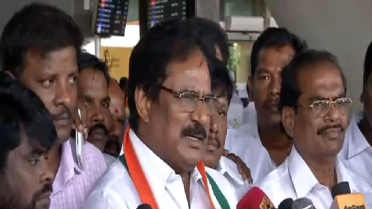 "ராகுல் காந்தி கார் மீது கொலைவெறி தாக்குதல்" சாலை மறியலில் குதித்த திருநாவுக்கரசர்!! "ராகுல் காந்தி கார் மீது கொலைவெறி தாக்குதல்" சாலை மறியலில் குதித்த திருநாவுக்கரசர்!!