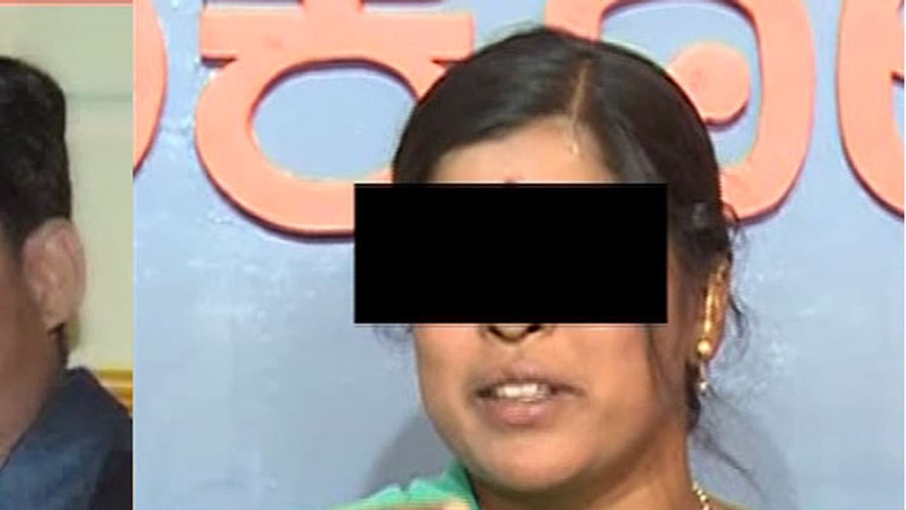 ನಾಟಿ ಮೇಟಿಯ ಮನೆ ಖಾಲಿ ಖಾಲಿ: ಪೇದೆ ಸುಭಾಷ್, ವಿಜಯಲಕ್ಷ್ಮೀ ನಾಪತ್ತೆ ನಾಟಿ ಮೇಟಿಯ ಮನೆ ಖಾಲಿ ಖಾಲಿ: ಪೇದೆ ಸುಭಾಷ್, ವಿಜಯಲಕ್ಷ್ಮೀ ನಾಪತ್ತೆ