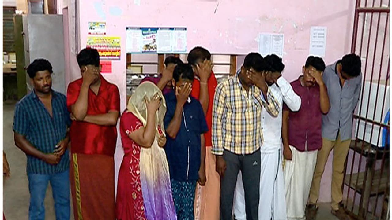 പെണ്കുട്ടിയെ വിവാഹവാഗ്ദാനം നല്കി പീഡിപ്പിച്ച കാമുകനുള്പ്പെടെ 11 പേര് പിടിയില് പെണ്കുട്ടിയെ വിവാഹവാഗ്ദാനം നല്കി പീഡിപ്പിച്ച കാമുകനുള്പ്പെടെ 11 പേര് പിടിയില്