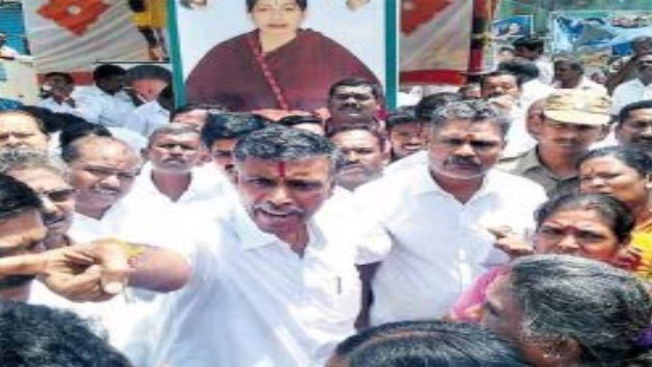 முதன்முதலாக தொகுதிக்கு வந்த அமைச்சர்…பொது மக்கள் துரத்தியதால் அதிர்ச்சி… முதன்முதலாக தொகுதிக்கு வந்த அமைச்சர்…பொது மக்கள் துரத்தியதால் அதிர்ச்சி…