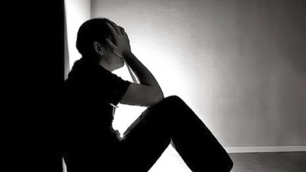 உஷார்: ஒருவருக்கு இந்தக் காரணங்களினால் கூட தற்கொலை எண்ணம் வருமாம்! உள்ளே தீர்வுகளும் இருக்கு? உஷார்: ஒருவருக்கு இந்தக் காரணங்களினால் கூட தற்கொலை எண்ணம் வருமாம்! உள்ளே தீர்வுகளும் இருக்கு?