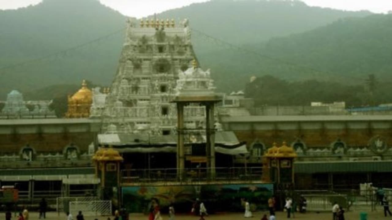 திருப்பதி பயணிகள் தங்கும் விடுதியையும் விட்டு வைக்காத ஜிஎஸ்டி கட்டண உயர்வு இன்று முதல் அமல்… திருப்பதி பயணிகள் தங்கும் விடுதியையும் விட்டு வைக்காத ஜிஎஸ்டி கட்டண உயர்வு இன்று முதல் அமல்…