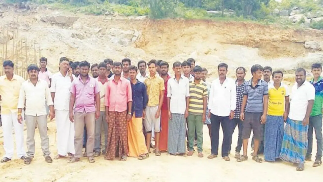 மலையை தனியார் கல்குவாரிக்கு குத்தகைக்குவிட்ட தமிழக அரசு கண்டனம் தெரிவித்து மக்கள் போராட்டம்... மலையை தனியார் கல்குவாரிக்கு குத்தகைக்குவிட்ட தமிழக அரசு கண்டனம் தெரிவித்து மக்கள் போராட்டம்...