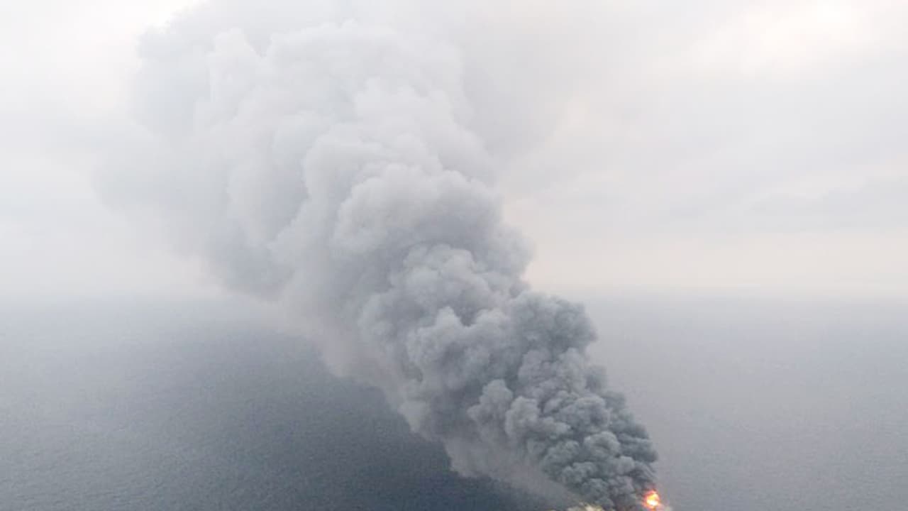 ലക്ഷദ്വീപില് കപ്പല് അപകടത്തിൽനിന്നും രക്ഷപ്പെട്ട 19 പേരെ കൊച്ചിയിലെത്തിച്ചു ലക്ഷദ്വീപില് കപ്പല് അപകടത്തിൽനിന്നും രക്ഷപ്പെട്ട 19 പേരെ കൊച്ചിയിലെത്തിച്ചു