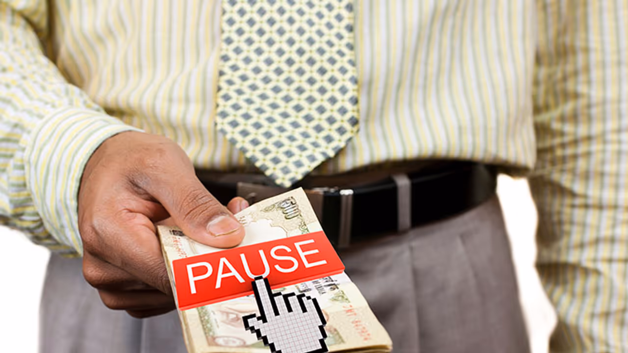 Currency ban: Cash crunch hits bribery, ACB on relaxed mode Currency ban: Cash crunch hits bribery, ACB on relaxed mode