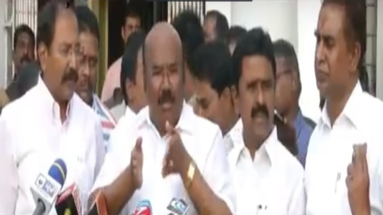 ஜெ.சிகிச்சை ஆதாரத்தை வெளியிட்ட வெற்றிவேல்...! அதிரடி கேள்விகளை சரவெடியாக வெடித்த அமைச்சர்கள்..! ஜெ.சிகிச்சை ஆதாரத்தை வெளியிட்ட வெற்றிவேல்...! அதிரடி கேள்விகளை சரவெடியாக வெடித்த அமைச்சர்கள்..!