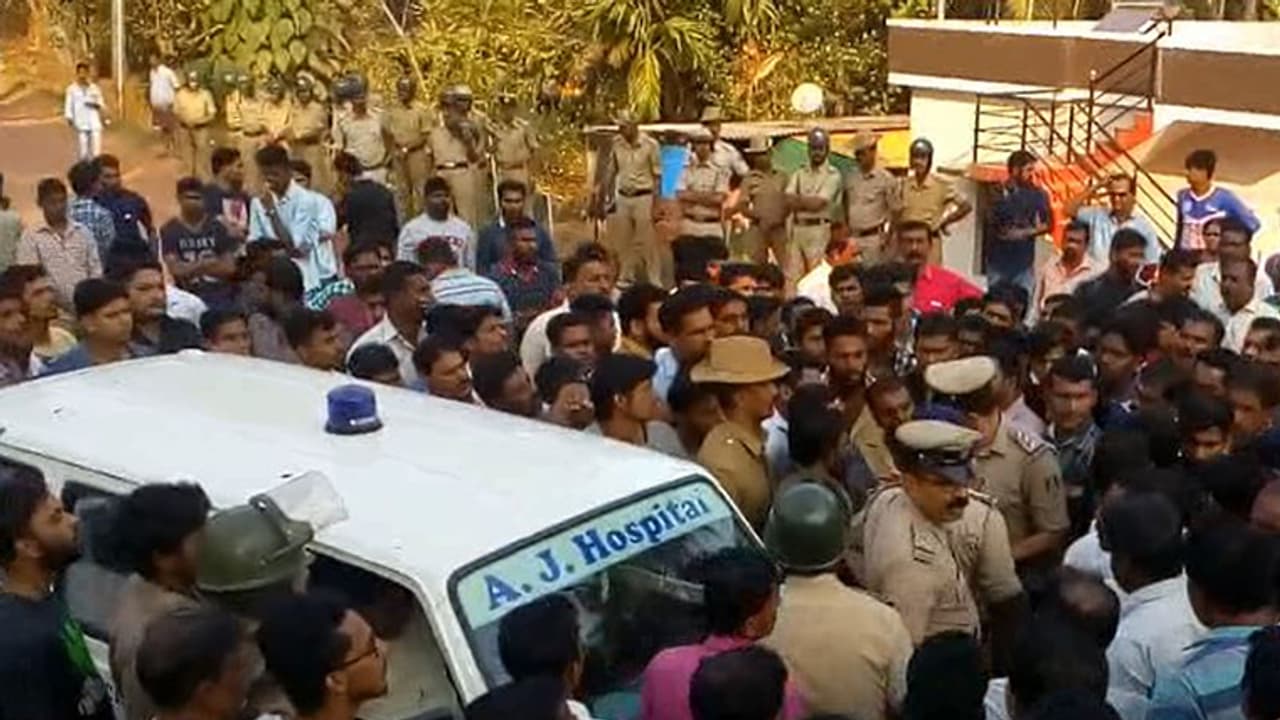 ದೀಪಕ್ ಮೃತದೇಹ ಗೌಪ್ಯ ರವಾನೆ; ಗೃಹ ಸಚಿವರು ಆಗಮಿಸಬೇಕೆಂದು ಹಿಂದೂ ಸಂಘಟನೆಗಳು ಪಟ್ಟು ದೀಪಕ್ ಮೃತದೇಹ ಗೌಪ್ಯ ರವಾನೆ; ಗೃಹ ಸಚಿವರು ಆಗಮಿಸಬೇಕೆಂದು ಹಿಂದೂ ಸಂಘಟನೆಗಳು ಪಟ್ಟು