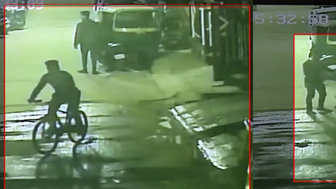 ಬೈಕ್ನಲ್ಲಿ ಬಂದರು.. ಸೈಕಲ್ ಎತ್ತಿಕೊಂಡು ಹೋದರು! ಬೈಕ್ನಲ್ಲಿ ಬಂದರು.. ಸೈಕಲ್ ಎತ್ತಿಕೊಂಡು ಹೋದರು!