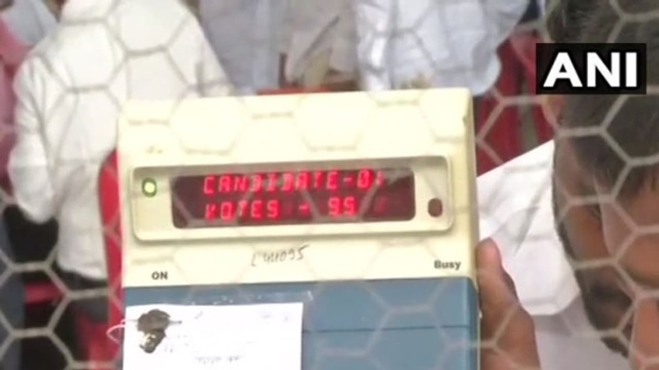 நொடிக்கு நொடிக்கு மாறும் அரசியல் களம்… காங்கிரஸ் – பாஜக இடையே கடும் போட்டி!! நொடிக்கு நொடிக்கு மாறும் அரசியல் களம்… காங்கிரஸ் – பாஜக இடையே கடும் போட்டி!!