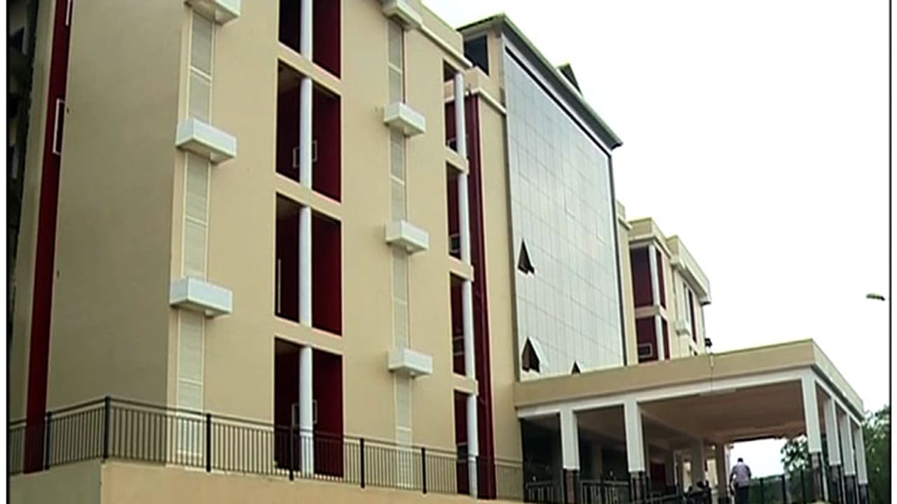 കൊച്ചി ക്യാന്സര് സെന്ററില് ഡോക്ടര്മാരെ നിയമിക്കാന് നിര്ദ്ദേശം നല്കുമെന്ന് ജസ്റ്റിസ് ജെ.ബി കോശി കൊച്ചി ക്യാന്സര് സെന്ററില് ഡോക്ടര്മാരെ നിയമിക്കാന് നിര്ദ്ദേശം നല്കുമെന്ന് ജസ്റ്റിസ് ജെ.ബി കോശി