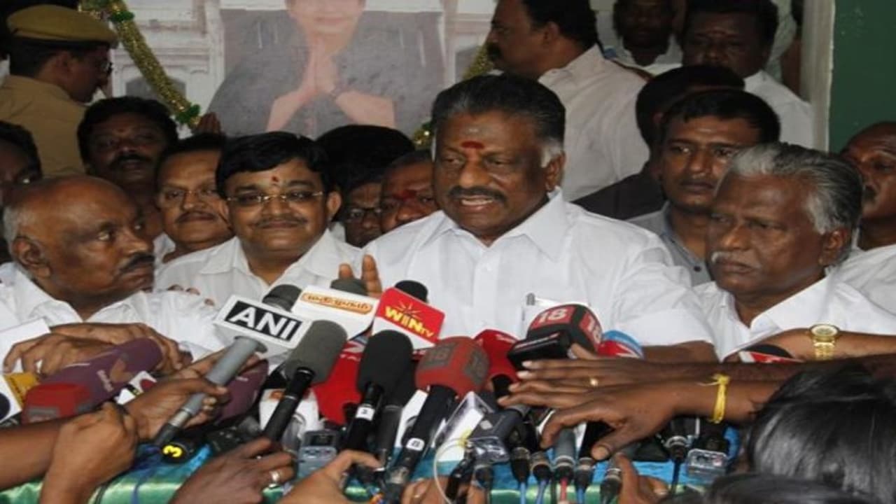 "65 பொதுக்குழு உறுப்பினர்கள் மட்டுமே உள்ள குழுவுக்காக இரட்டை இலையை முடக்கலாமா?" சசிகலா வழக்கறிஞர்கள் வாதம் "65 பொதுக்குழு உறுப்பினர்கள் மட்டுமே உள்ள குழுவுக்காக இரட்டை இலையை முடக்கலாமா?" சசிகலா வழக்கறிஞர்கள் வாதம்