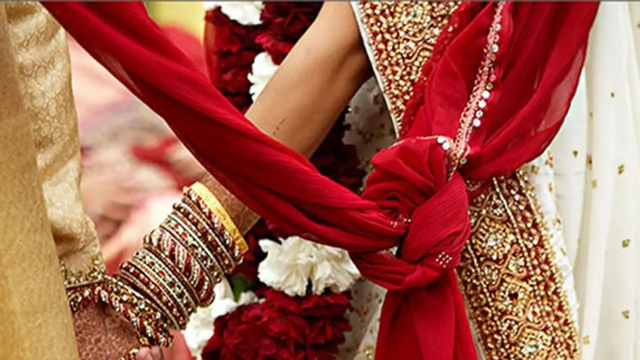 ಎಲ್ಲಾ ಅಮ್ಮನಿಗಾಗಿ...!, ಹೆತ್ತಾಕೆಯ ಶವ ಮನೆಯಲ್ಲಿಟ್ಟು ಅದ್ಧೂರಿಯಾಗಿ ಮದುವೆಯಾದ ಮಗ! ಎಲ್ಲಾ ಅಮ್ಮನಿಗಾಗಿ...!, ಹೆತ್ತಾಕೆಯ ಶವ ಮನೆಯಲ್ಲಿಟ್ಟು ಅದ್ಧೂರಿಯಾಗಿ ಮದುವೆಯಾದ ಮಗ!