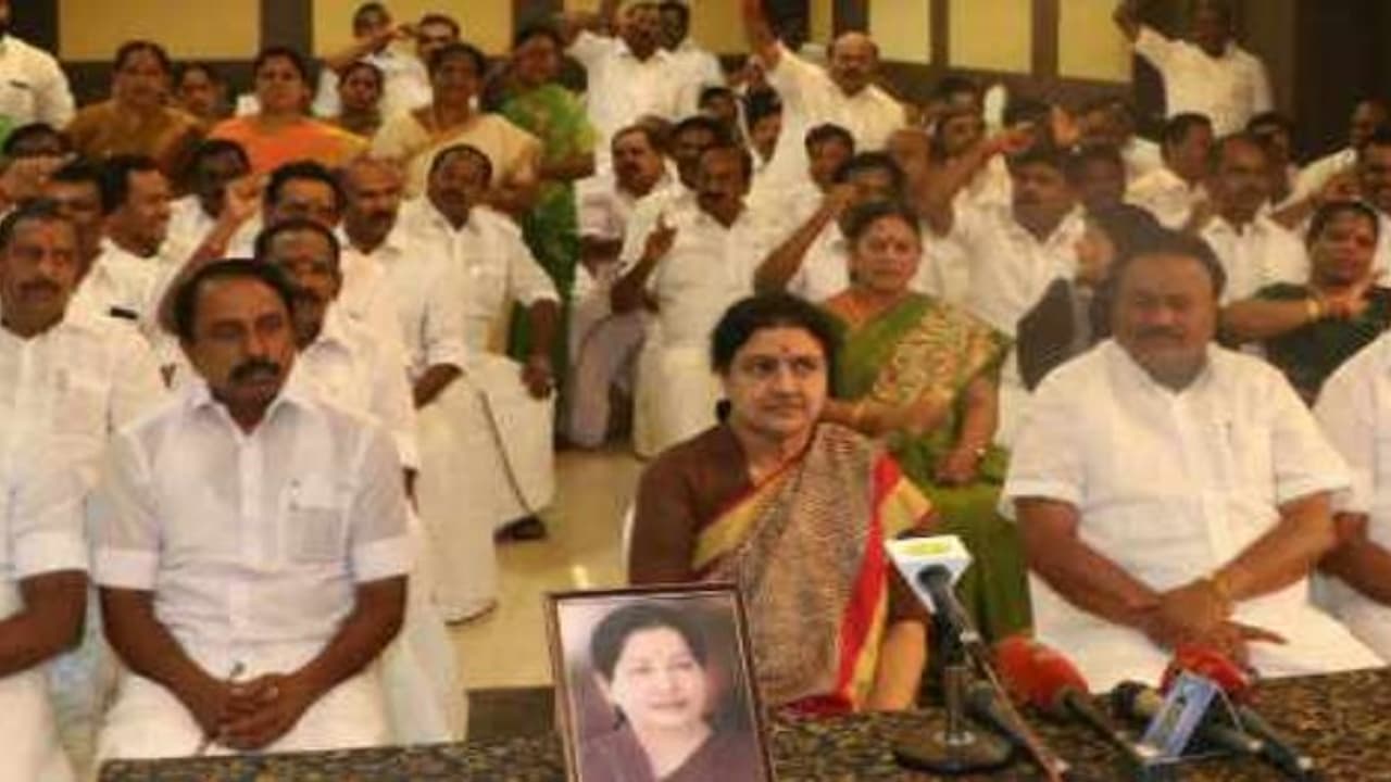 தங்க பிஸ்கட்.. ரூ.2 கோடி பணம்... டீலா? நோ டீலா? ஊசலாட்டத்தில் எம்எல்ஏக்கள் தங்க பிஸ்கட்.. ரூ.2 கோடி பணம்... டீலா? நோ டீலா? ஊசலாட்டத்தில் எம்எல்ஏக்கள்