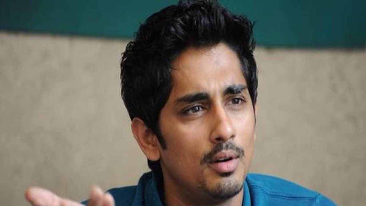 టికెట్ ధరలపై ప్రభుత్వాన్ని ఏకిపారేసిన సిద్ధార్థ్.. మందు, సిగరెట్ పైన ఉండే శ్రద్ధ సినిమాపై లేదు టికెట్ ధరలపై ప్రభుత్వాన్ని ఏకిపారేసిన సిద్ధార్థ్.. మందు, సిగరెట్ పైన ఉండే శ్రద్ధ సినిమాపై లేదు