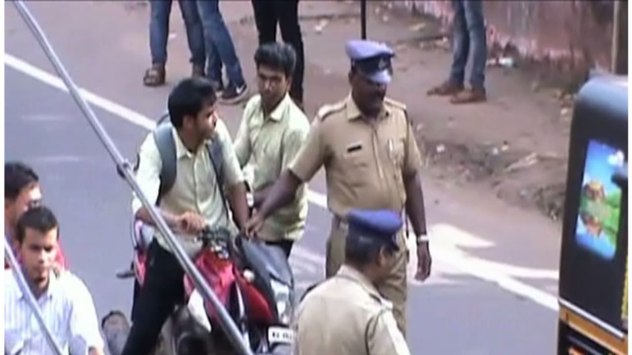 നിര്ദ്ദേശങ്ങള് കാറ്റില് പറത്തി യാത്രക്കാരെ ഒളിച്ചിരുന്ന് പിടിക്കാന് ഹോം ഗാര്ഡുകളും നിര്ദ്ദേശങ്ങള് കാറ്റില് പറത്തി യാത്രക്കാരെ ഒളിച്ചിരുന്ന് പിടിക്കാന് ഹോം ഗാര്ഡുകളും