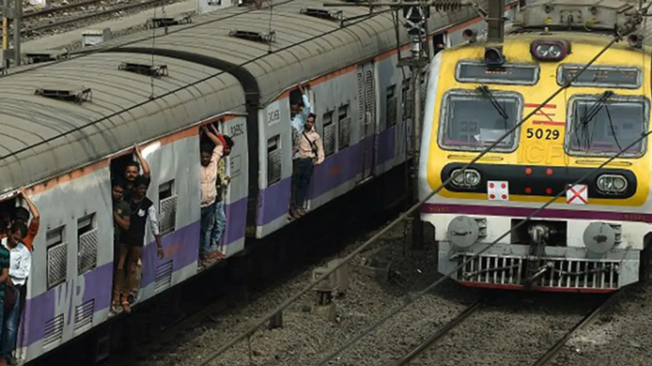 സ്ഥിരമായി ആ ട്രെയിന് പിന്നില് അവളുണ്ട്; ചുരുളഴിയാത്ത രഹസ്യം സ്ഥിരമായി ആ ട്രെയിന് പിന്നില് അവളുണ്ട്; ചുരുളഴിയാത്ത രഹസ്യം