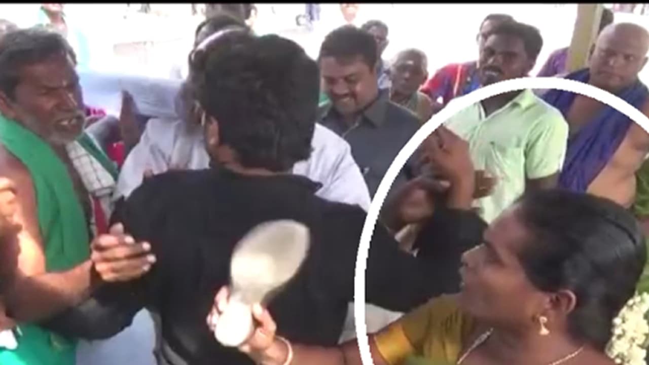 ಕೇಂದ್ರದ ರೈತ ವಿರೋಧಿ ಧೋರಣೆ ಟೀಕಿಸಿದ ರೈತ ಮುಖಂಡನಿಗೆ ಕೆನ್ನೆಗೆ ಬಾರಿಸಿದ ಬಿಜೆಪಿ ನಾಯಕಿ! ಕೇಂದ್ರದ ರೈತ ವಿರೋಧಿ ಧೋರಣೆ ಟೀಕಿಸಿದ ರೈತ ಮುಖಂಡನಿಗೆ ಕೆನ್ನೆಗೆ ಬಾರಿಸಿದ ಬಿಜೆಪಿ ನಾಯಕಿ!