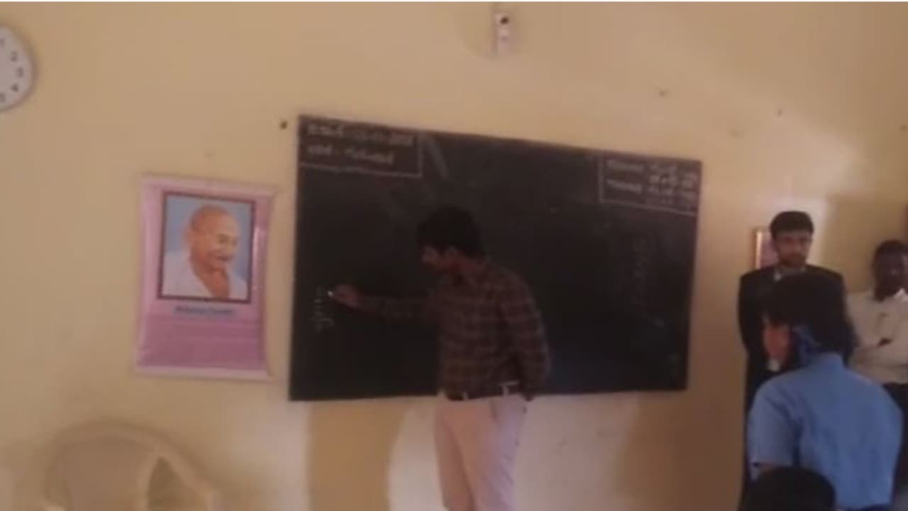 ಜಿಲ್ಲಾಧಿಕಾರಿಯಾಗಿ ಬಂದ ಮೊದಲ ದಿನವೇ ಶಾಲೆಗೆ ಭೇಟಿ; ಮಕ್ಕಳಿಗೆ ಕನ್ನಡ ಪಾಠ ಮಾಡಿದ ಡಿಸಿ