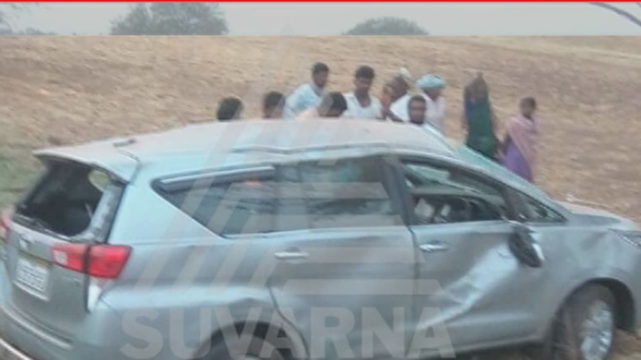 ಸಚಿವರು ಪ್ರಯಾಣಿಸುತ್ತಿದ್ದ ಕಾರು ಪಲ್ಟಿ : ಅಪಾಯದಿಂದ ಪಾರು ಸಚಿವರು ಪ್ರಯಾಣಿಸುತ್ತಿದ್ದ ಕಾರು ಪಲ್ಟಿ : ಅಪಾಯದಿಂದ ಪಾರು