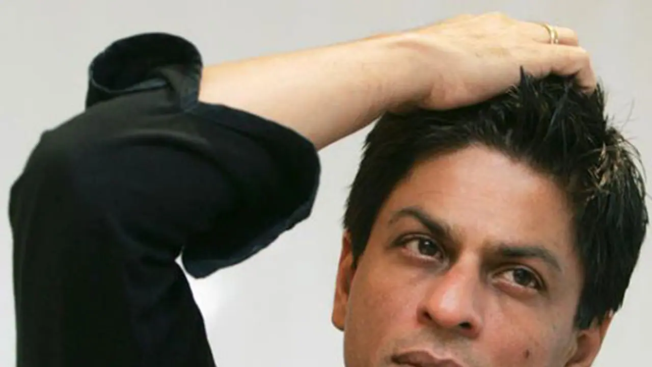 Shah Rukh detained, plays Pokemon Go at the airport Shah Rukh detained, plays Pokemon Go at the airport