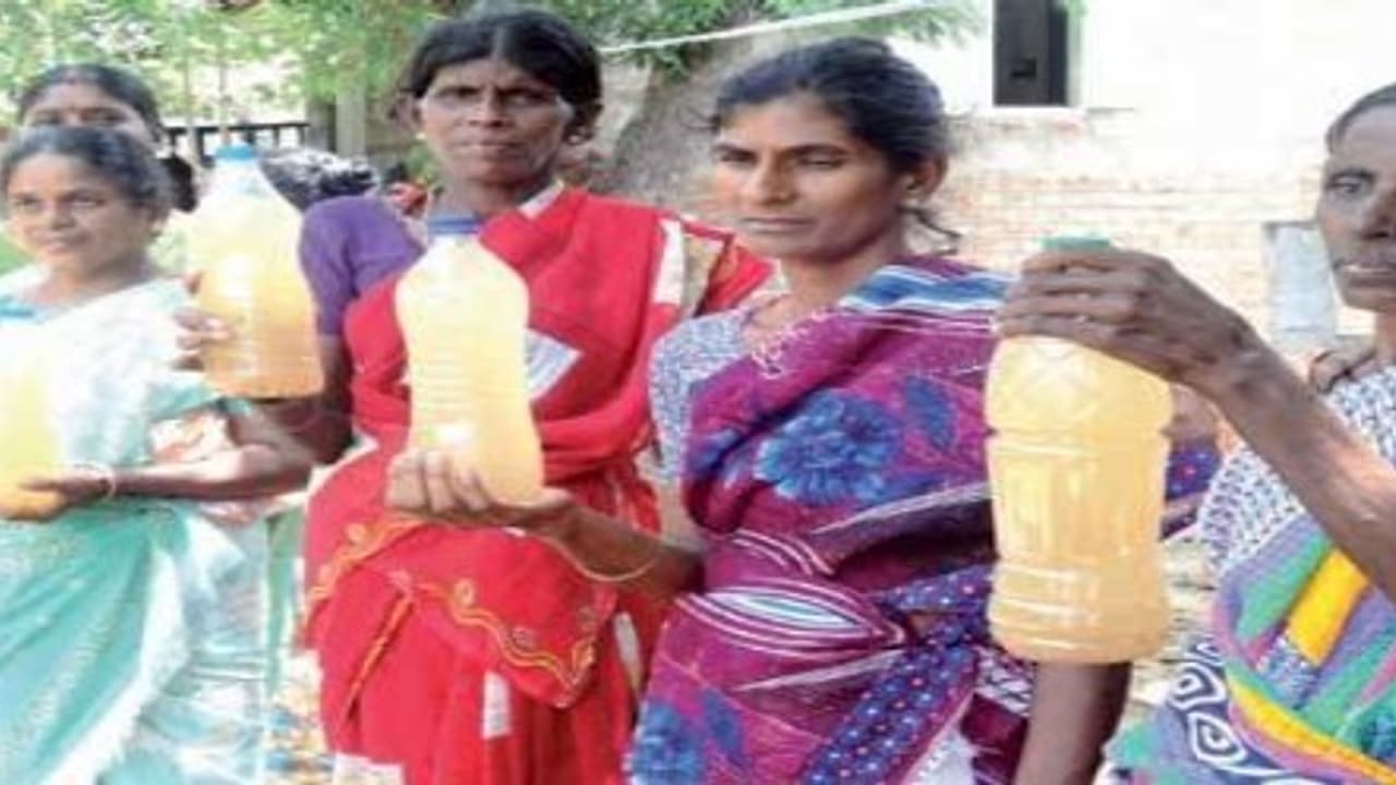 குடிநீரில் கழிவுநீர் கலப்பு; இரண்டு வாரங்களாக குடிநீர் இல்லாமல் தவிக்கும் மக்கள்… குடிநீரில் கழிவுநீர் கலப்பு; இரண்டு வாரங்களாக குடிநீர் இல்லாமல் தவிக்கும் மக்கள்…