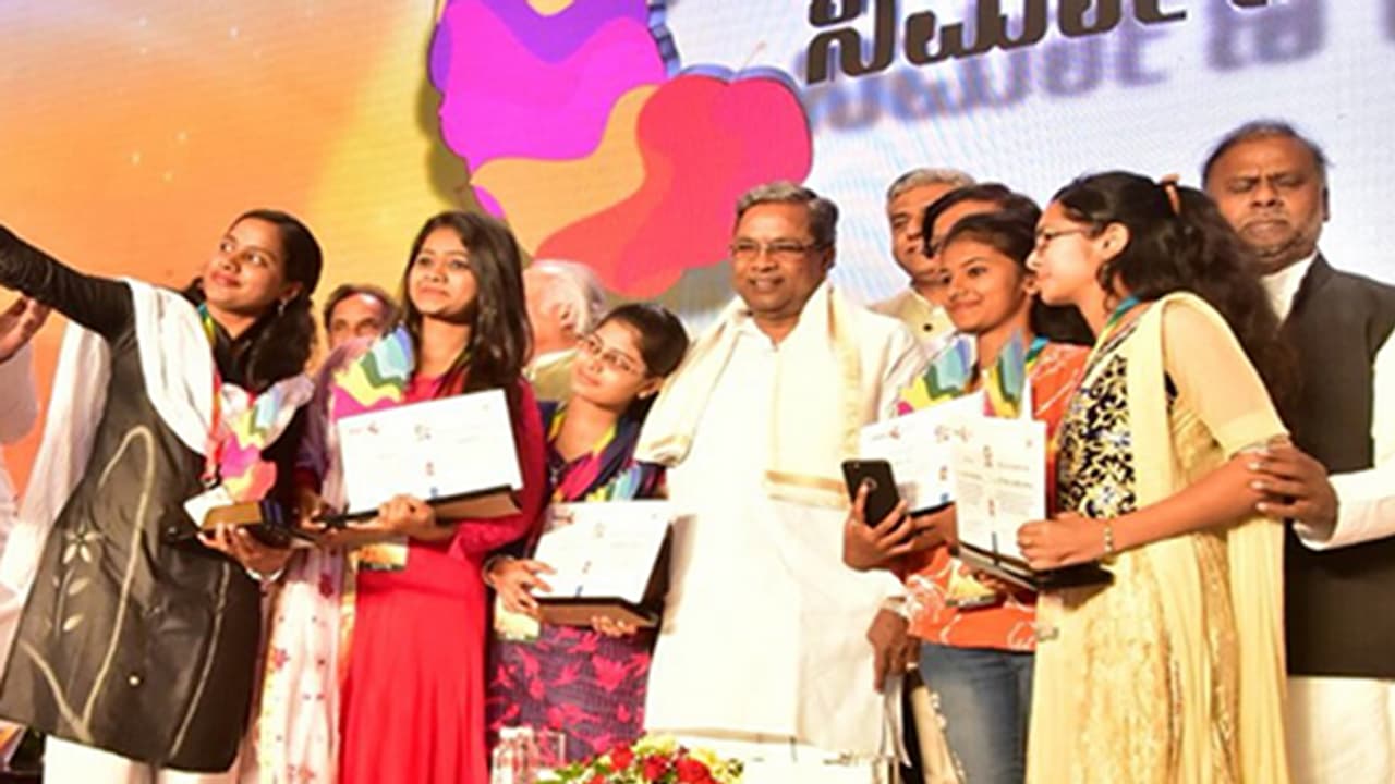 ವಿಷನ್‌ನಲ್ಲಿ ಸಿದ್ದರಾ‘ಮಾಯ! ತಪ್ಪು ಕನ್ನಡ ಬಿತ್ತರಿಸಿ ಸಮಾರಂಭದಲ್ಲಿ ಎಡವಟ್ಟು