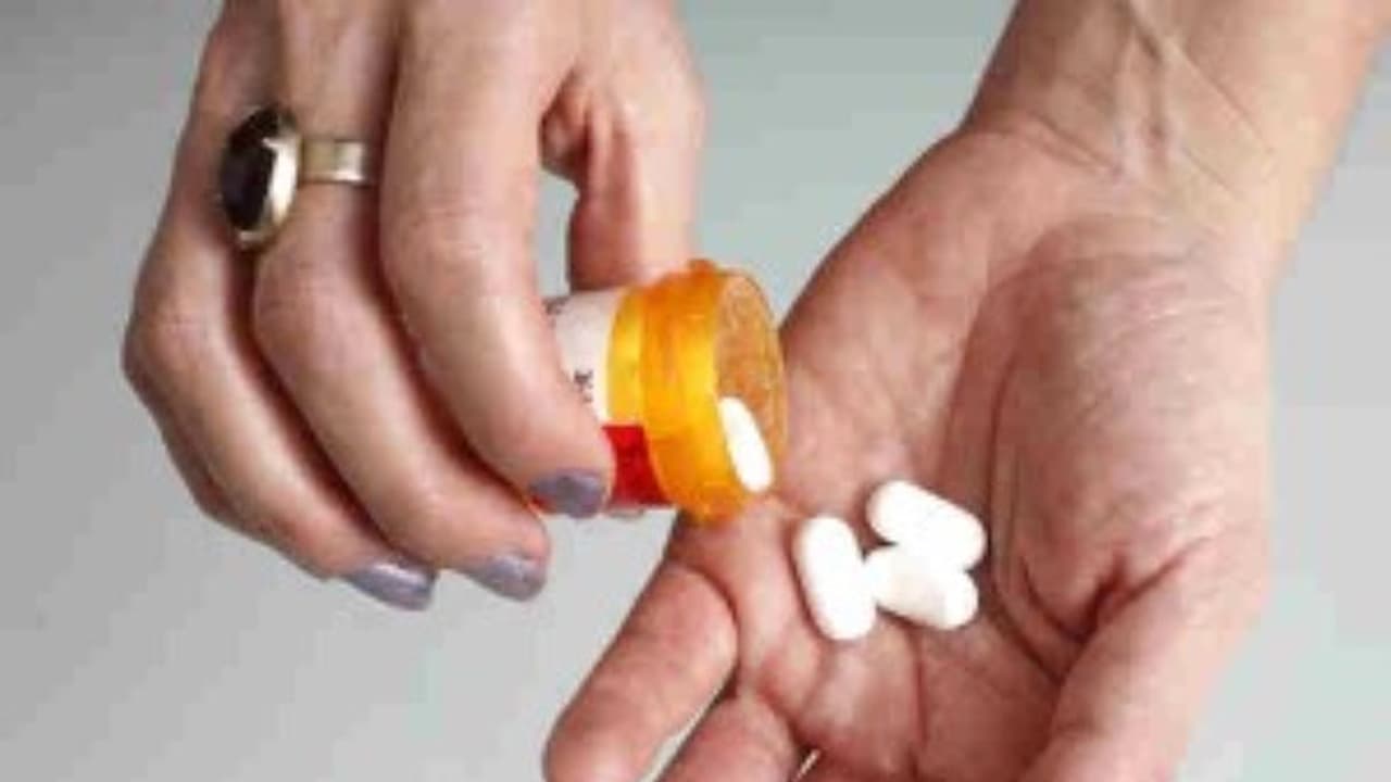 உடல்நிலை சரியில்லாதபோது நீங்கள் சரியான முறையில்தான் மாத்திரை எடுக்கிறீர்களா? தெரிஞ்சுக்க இதை வாசிங்க… உடல்நிலை சரியில்லாதபோது நீங்கள் சரியான முறையில்தான் மாத்திரை எடுக்கிறீர்களா? தெரிஞ்சுக்க இதை வாசிங்க…