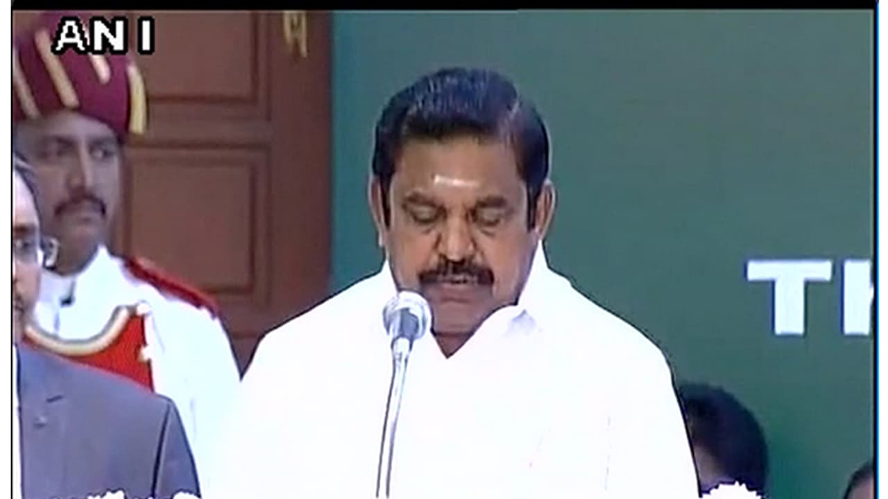 ತಮಿಳುನಾಡಿಗೆ ಈಗ ಪಳಿನಿಯೇ ದೊರೆ : ಸಿಎಂ ಆಗಿ ದೇವರ ಹೆಸರಿನಲ್ಲಿ ಪ್ರಮಾಣ ತಮಿಳುನಾಡಿಗೆ ಈಗ ಪಳಿನಿಯೇ ದೊರೆ : ಸಿಎಂ ಆಗಿ ದೇವರ ಹೆಸರಿನಲ್ಲಿ ಪ್ರಮಾಣ