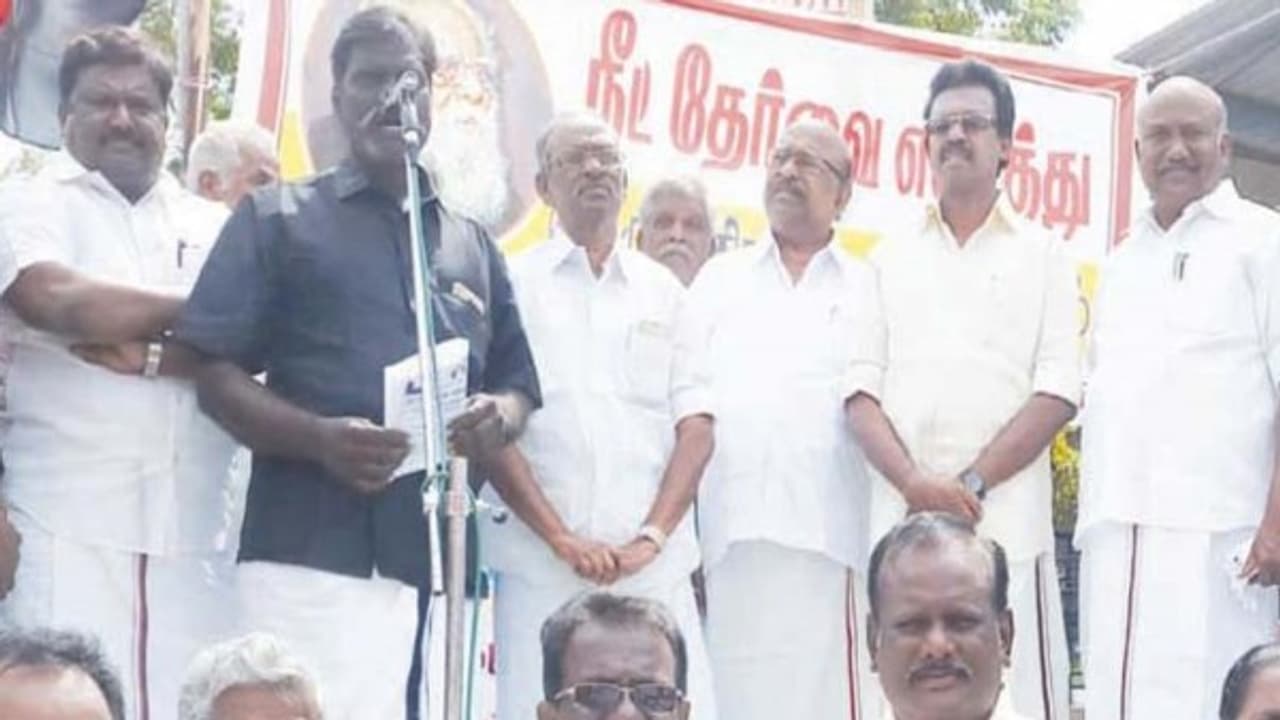 நீட் தேர்விலிருந்து தமிழகத்திற்கு விலக்கு அளிக்க வேண்டும் பல்வேறு அரசியல் கட்சிகள் ஆர்ப்பாட்டம்... நீட் தேர்விலிருந்து தமிழகத்திற்கு விலக்கு அளிக்க வேண்டும் பல்வேறு அரசியல் கட்சிகள் ஆர்ப்பாட்டம்...