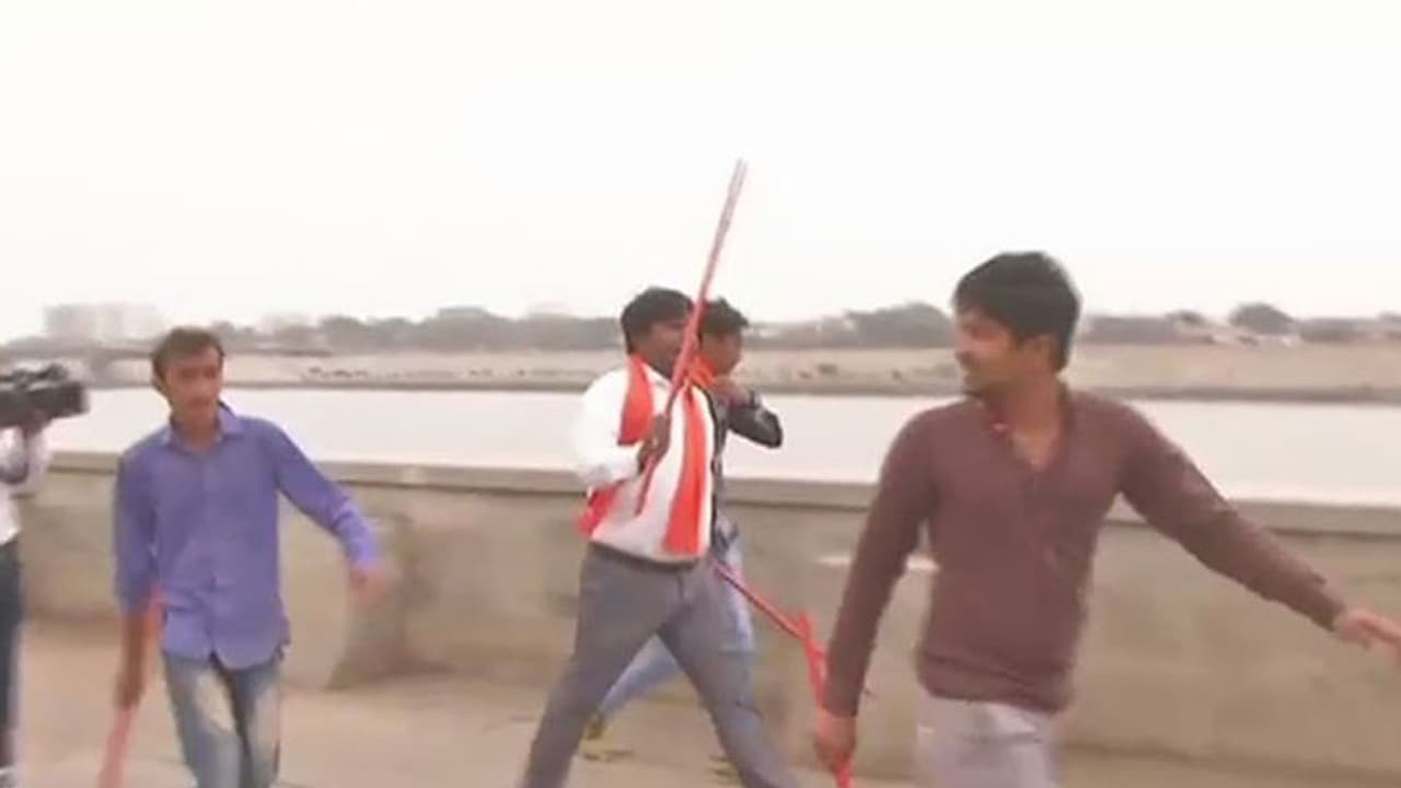 പ്രണയദിനത്തില് യുവാക്കള്ക്കെതിരെ അക്രമവുമായി തീവ്ര ഹിന്ദു സംഘടനകള് പ്രണയദിനത്തില് യുവാക്കള്ക്കെതിരെ അക്രമവുമായി തീവ്ര ഹിന്ദു സംഘടനകള്