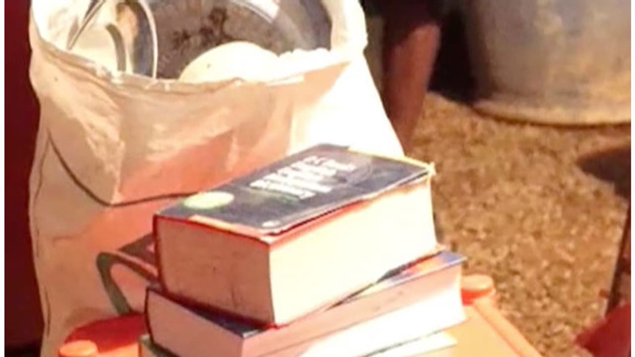 എസ്എസ്എല്സി പരീക്ഷയെഴുതുന്ന വിദ്യാര്ത്ഥിയെയും കുടുംബത്തെയും ഇറക്കിവിട്ട് വീട്ടില് ബിവറേജസ് ഔട്ട്ലെറ്റ് തുടങ്ങി എസ്എസ്എല്സി പരീക്ഷയെഴുതുന്ന വിദ്യാര്ത്ഥിയെയും കുടുംബത്തെയും ഇറക്കിവിട്ട് വീട്ടില് ബിവറേജസ് ഔട്ട്ലെറ്റ് തുടങ്ങി