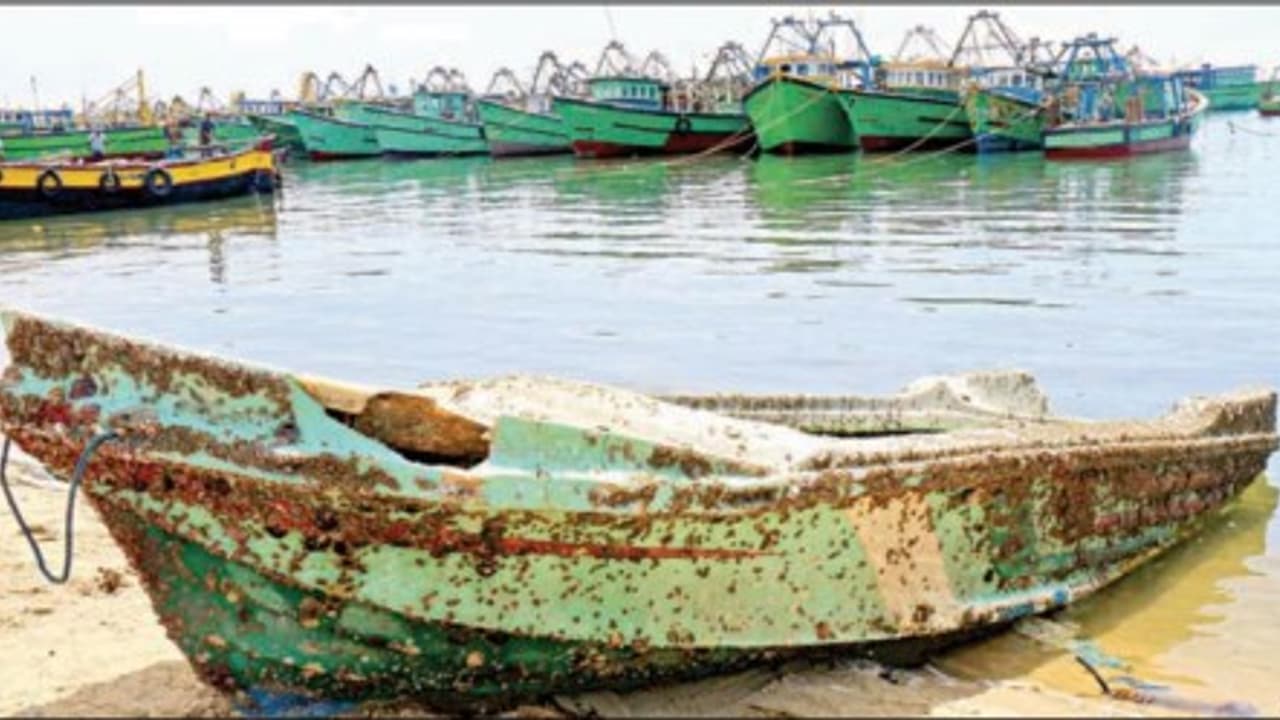 நடுக்கடலில் தமிழர்களின் வலையில் சிக்கிய இலங்கை படகு; ரூ.2 லட்சம் மதிப்புள்ள வலை சேதம்… நடுக்கடலில் தமிழர்களின் வலையில் சிக்கிய இலங்கை படகு; ரூ.2 லட்சம் மதிப்புள்ள வலை சேதம்…