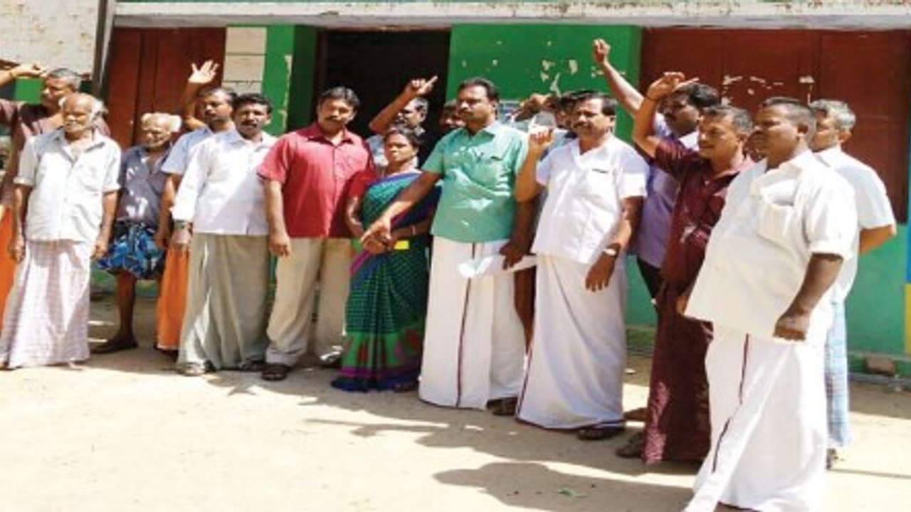 பல்வேறு அடிப்படை கோரிக்கைகளை வலியுறுத்தி திமுக வினர் போராட்டம்… பல்வேறு அடிப்படை கோரிக்கைகளை வலியுறுத்தி திமுக வினர் போராட்டம்…