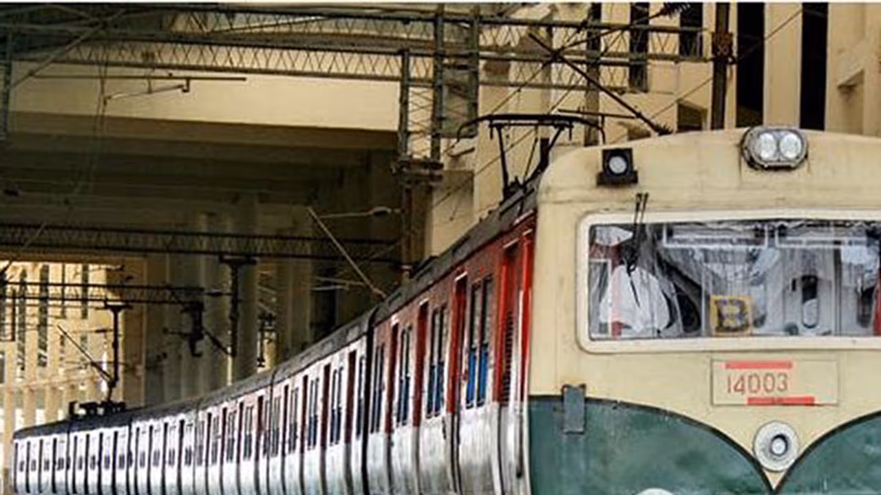 ചെന്നൈ സബർബൻ ട്രെയിനിൽ നിന്ന് തെറിച്ച് വീണ് 4 വിദ്യാർത്ഥികൾ മരിച്ചു ചെന്നൈ സബർബൻ ട്രെയിനിൽ നിന്ന് തെറിച്ച് വീണ് 4 വിദ്യാർത്ഥികൾ മരിച്ചു