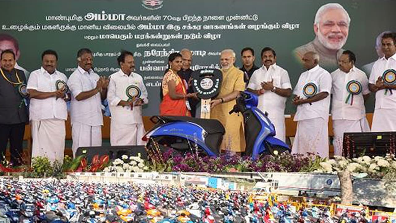 തമിഴ്നാട്ടില് സ്ത്രീകള്ക്ക് പകുതി വിലയ്ക്ക് സ്കൂട്ടര് തമിഴ്നാട്ടില് സ്ത്രീകള്ക്ക് പകുതി വിലയ്ക്ക് സ്കൂട്ടര്