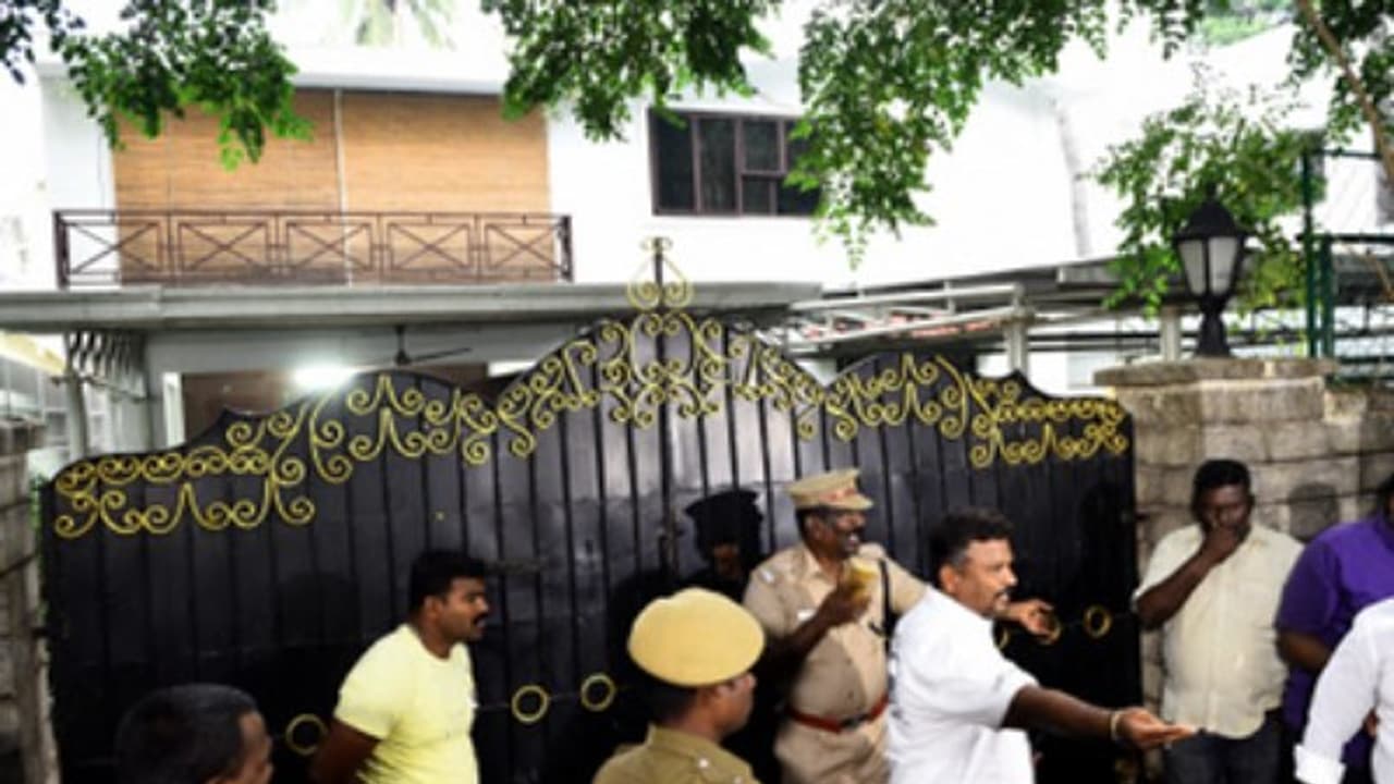 உச்சா, கக்காவுக்காக ரெய்டின் போது வெளியே வந்த இருவர்! யார் அவர்கள்? ஐ.டி. ரெய்டில் ச்ச்ச்ச்சீ மொமண்ட்ஸ்! உச்சா, கக்காவுக்காக ரெய்டின் போது வெளியே வந்த இருவர்! யார் அவர்கள்? ஐ.டி. ரெய்டில் ச்ச்ச்ச்சீ மொமண்ட்ஸ்!