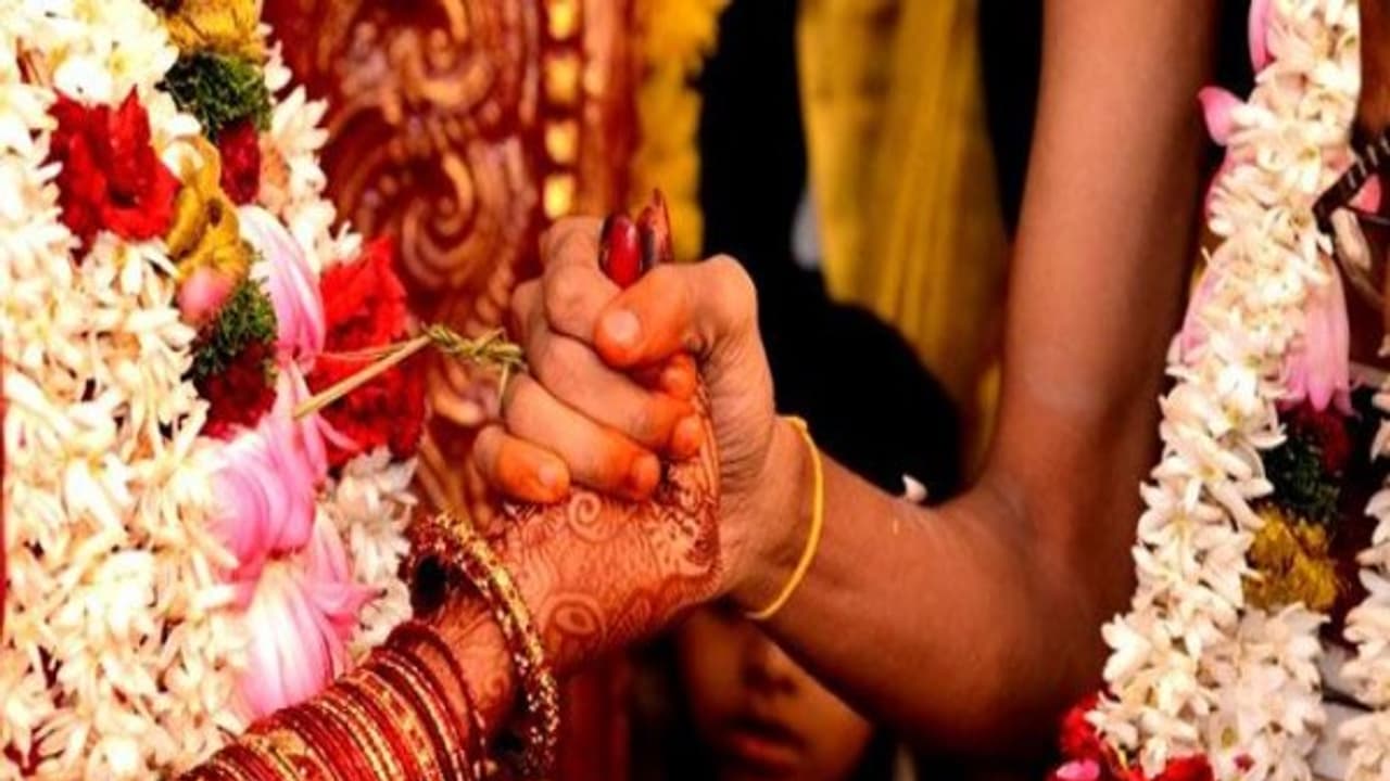 லைனில் நிற்கும் திண்டுக்கல் மாப்பிள்ளைகள்..! சலுகை சில நாட்களுக்கு மட்டுமாம்...முந்துங்கள்..! லைனில் நிற்கும் திண்டுக்கல் மாப்பிள்ளைகள்..! சலுகை சில நாட்களுக்கு மட்டுமாம்...முந்துங்கள்..!