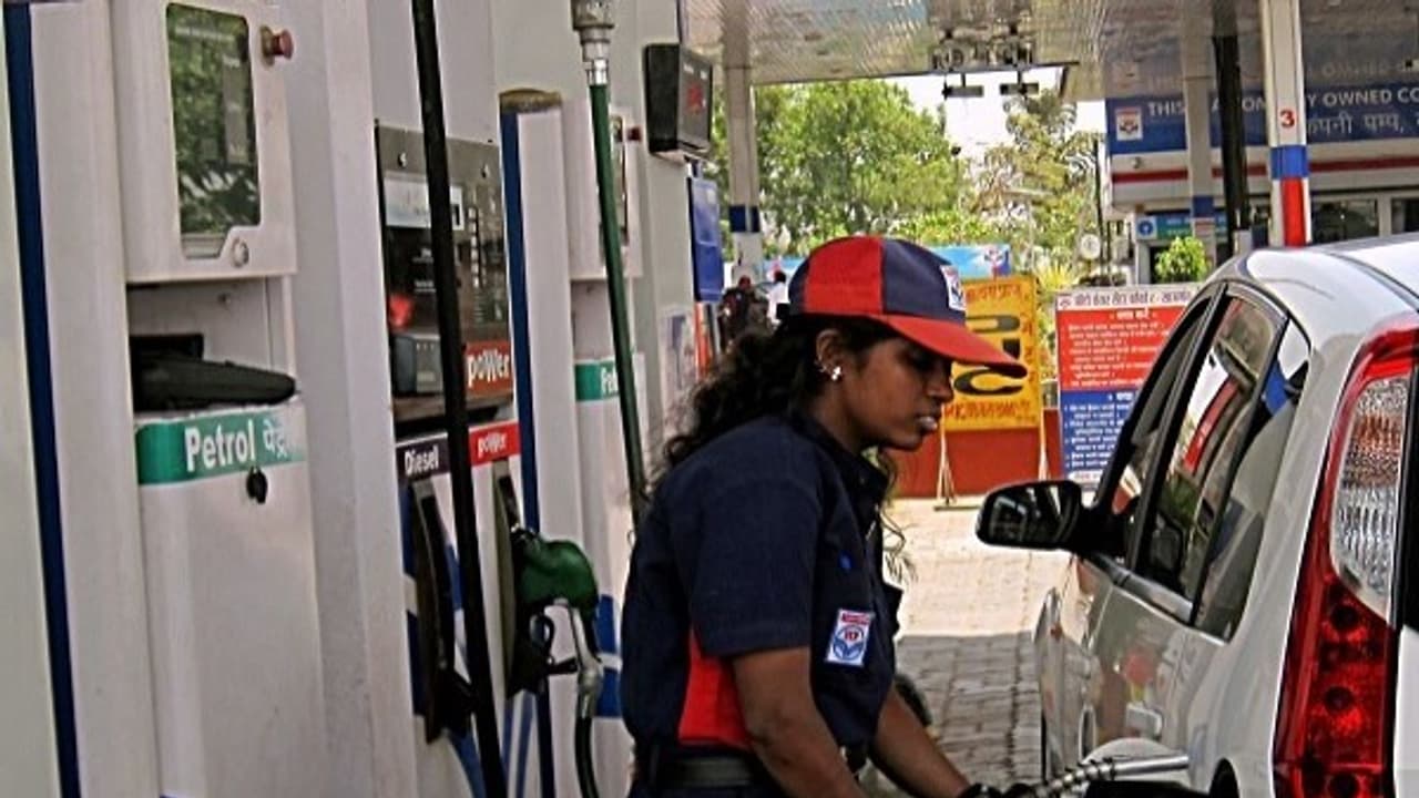 ದೀಪಾವಳಿ ಗಿಫ್ಟ್: ಪೆಟ್ರೋಲ್, ಡೀಸೆಲ್ ದರದಲ್ಲಿ ಗಮನಾರ್ಹ ಇಳಿಕೆ!