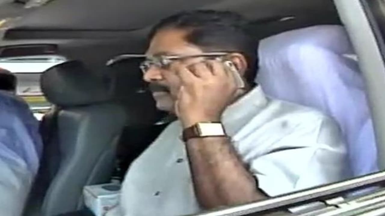 இரு அணிகள் இணைவதில் சிக்கல் கூடாது: தினகரனை டெல்லியில் தங்க வைத்த பாஜக! இரு அணிகள் இணைவதில் சிக்கல் கூடாது: தினகரனை டெல்லியில் தங்க வைத்த பாஜக!