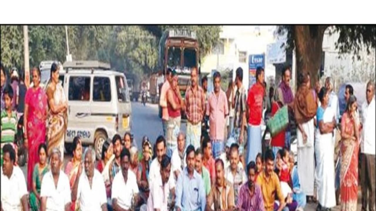 குடிநீருடன் சாக்கடை கலப்பு; சுத்தமான தண்னீர் கேட்டு வீதிக்கு வந்த கிராம மக்கள்... குடிநீருடன் சாக்கடை கலப்பு; சுத்தமான தண்னீர் கேட்டு வீதிக்கு வந்த கிராம மக்கள்...